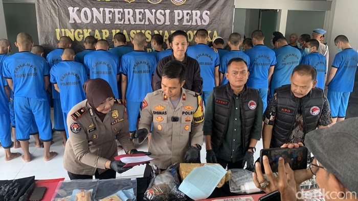 Polres Bogor Tangkap 37 Tersangka Kasus Pengedaran Gelap Narkoba Satuan Reserse Narkoba PolresΒ BogorΒ mengungkap peredaran gelapΒ narkotikaΒ di wilayahΒ BumiΒ TegarΒ Beriman. 37 tersangka ditangkap.