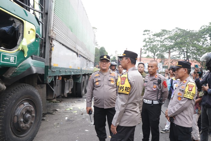 Polres Metro Tangerang Kota menyebut terdapat 6 korban tertabrak truk ugal-ugalan di Tangerang. Keenam korban terdiri dari pengendara motor hingga pejalan kaki. (dok Istimewa)