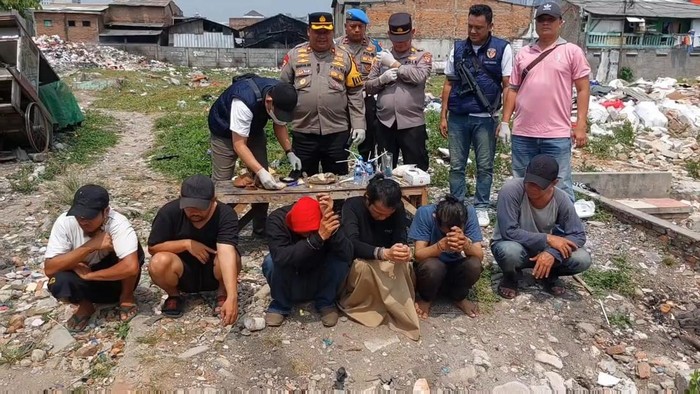 Polsek Palmerah melakukan kegiatan penggerebekan di kawasan Kampung Boncos, Jakarta Barat. Sebanyak 6 orang diamankan dalam penggerebekan kali ini. (Dok Istimewa).