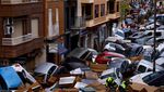 Potret Jalan di Spanyol Penuh Tumpukan Mobil Terseret Banjir
