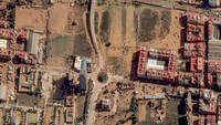 Kombinasi gambar menunjukkan pemandangan satelit jalan raya CV33 sebelum (atas) dan sesudah banjir, di Valencia, Spanyol, 18 Oktober 2024 dan 31 Oktober 2024. 
