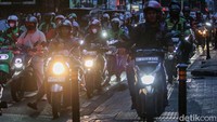 Macetnya jalan saat jam pulang kerja membuat pemotor nekat terobos trotoar.