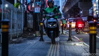 Trotoar kerap digunakan pemotor untuk mempercepat laju kendaraan.