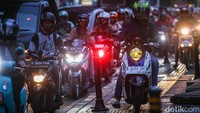 Perilaku tidak tertib ini jangan ditiru ya, detikers.
