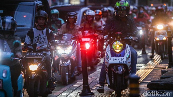 Potret Trotoar Fatmawati Jaksel 'Disikat' Pemotor Macetnya jalan saat jam pulang kerja membuat pemotor nekat terobos trotoar. Seperti terlihat di Jalan Fatmawati Raya, Jakarta Selatan.