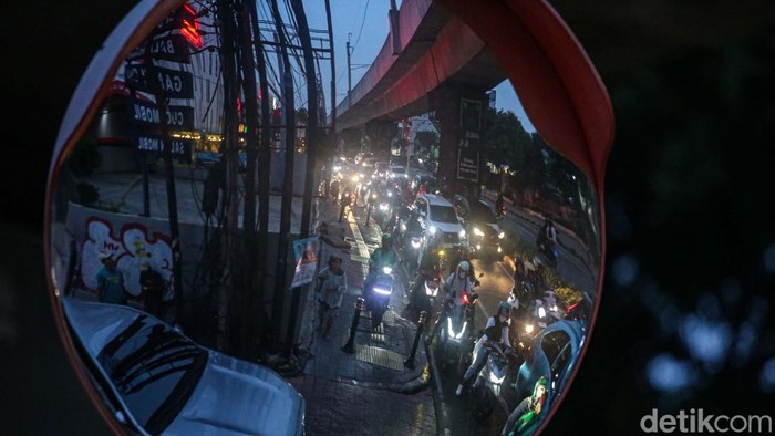 Macetnya jalan saat jam pulang kerja membuat pemotor nekat terobos trotoar. Seperti terlihat di Jalan Fatmawati Raya, Jakarta Selatan.