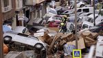 Potret Jalan di Spanyol Penuh Tumpukan Mobil Terseret Banjir