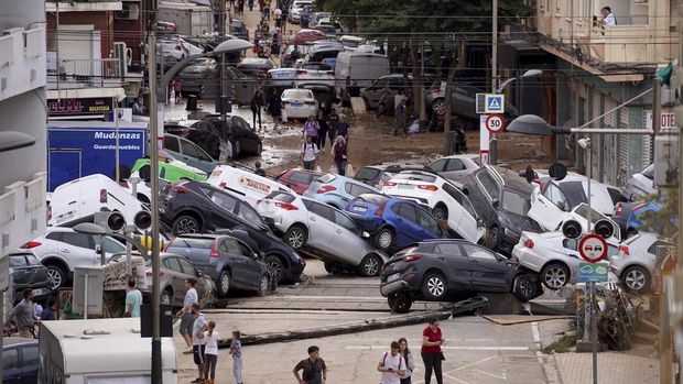 Banjir dahsyat melanda Spanyol setelah hujan deras mengguyur wilayah Valencia. Banjir menyapu mobil-mobil hingga bertumpuk memenuhi jalan raya.