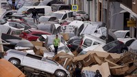Mobil-mobil teilhat menumpuk setelah tersapu banjir di Valencia, Spanyol, Kamis (31/10/2024). AP Photo/Alberto Saiz
