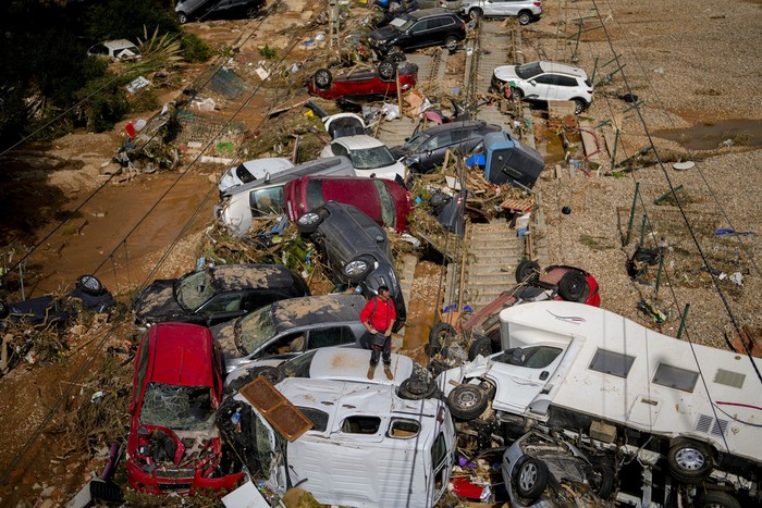 Banjir dahsyat melanda Spanyol setelah hujan deras mengguyur wilayah Valencia. Banjir menyapu mobil-mobil hingga bertumpuk memenuhi jalan raya.