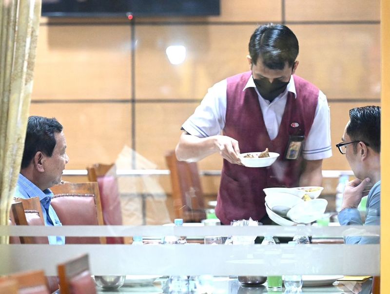 Presiden Prabowo makan nasi Padang