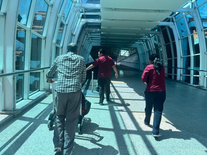 Pria Pakistan berinisial SZ (kemeja kotak-kotak) dideportasi ke negara asalnya melalui Bandara I Gusti Ngurah Rai Bali, Rabu (30/10/2024). (Foto: Dok. Rudenim Denpasar)