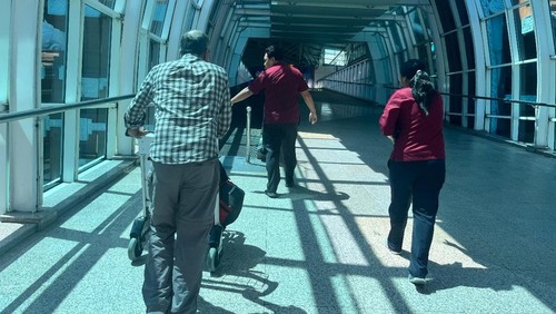 Pria Pakistan berinisial SZ (kemeja kotak-kotak) dideportasi ke negara asalnya melalui Bandara I Gusti Ngurah Rai Bali, Rabu (30/10/2024). (Foto: Dok. Rudenim Denpasar)