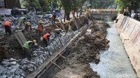 Sejumlah pekerja melakukan proses perbaikan turap kali di Utan Kayu, Jakarta Timur, Jumat (1/11/2024).