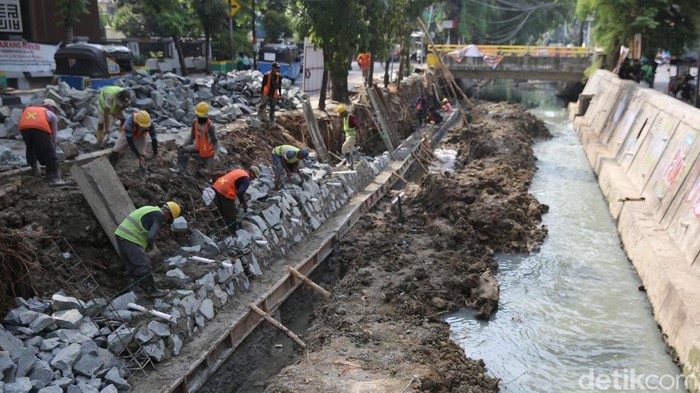 Progres Terkini Perbaikan Turap Kali di Utan Kayu Sejumlah pekerja melakukan proses perbaikan turap kali di Utan Kayu, Jakarta Timur, Jumat (1/11/2024).