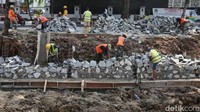 Perbaikan turap ini menggunakan material batu kali yang dilapisi dengan kayu Dolken untuk penahannya agar lebih kuat.