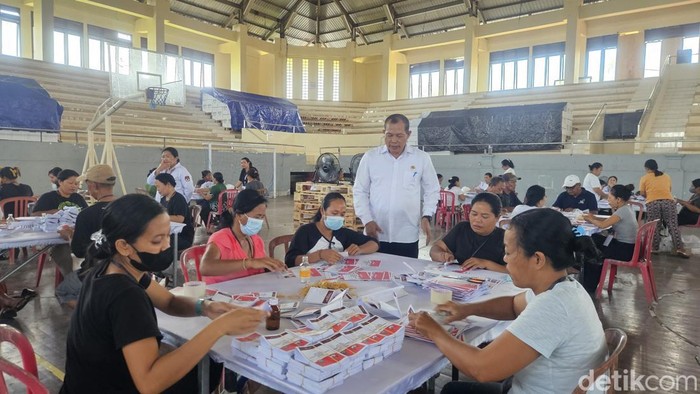 Proses pelipatan surat suara Pilkada 2024 di Klungkung, Bali, Jumat (1/11/2024).
