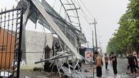 Dahsyatnya angin puting beliung yang terjadi sekitar pukul 13.30 WIB tersebut membuat atap rumah warga beterbangan.