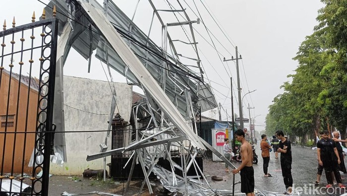 Puluhan Rumah di Lumajang Rusak Diterjang Puting Beliung