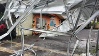 Bahkan, atap seng rumah warga tersangkut hingga ke atas pohon.