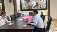 Keduanya berbincang dengan semringah di ruang tamu. Pertemuan berlangsung tertutup. Wartawan diminta meninggalkan lokasi usai memotret. (Foto: Tara Wahyu NV/detikJateng)