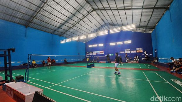 Rudi di GOR Bulutangkis miliknya dan sejumlah anak asuhnya