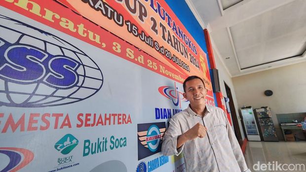 Rudi di GOR Bulutangkis miliknya dan sejumlah anak asuhnya