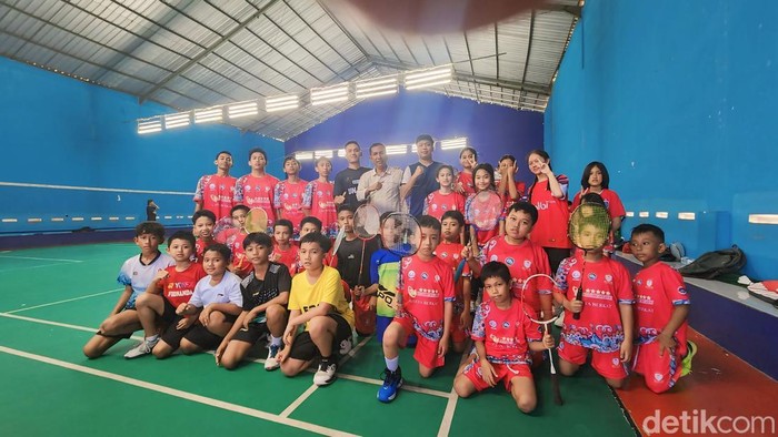 Rudi di GOR Bulutangkis miliknya dan sejumlah anak asuhnya