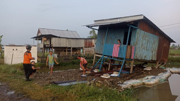 Rumah warga di Sidrap rusak akibat angin kencang.