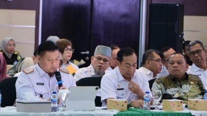Sekda Banyuasin Erwin Ibrahim saat rapat pembahasan JTTS dilaksanakan PT Hutama Karya di Kejati Sumsel.