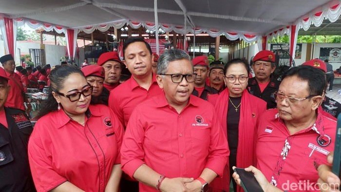Sekjen PDIP Hasto Kristiyanto di Siyono, Playen, Kabupaten Gunungkidul, DIY, Jumat (1/11/2024).
