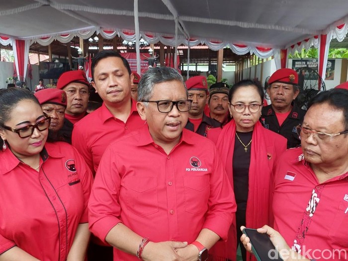 Sekjen PDIP Hasto Kristiyanto di Siyono, Playen, Kabupaten Gunungkidul, DIY, Jumat (1/11/2024).