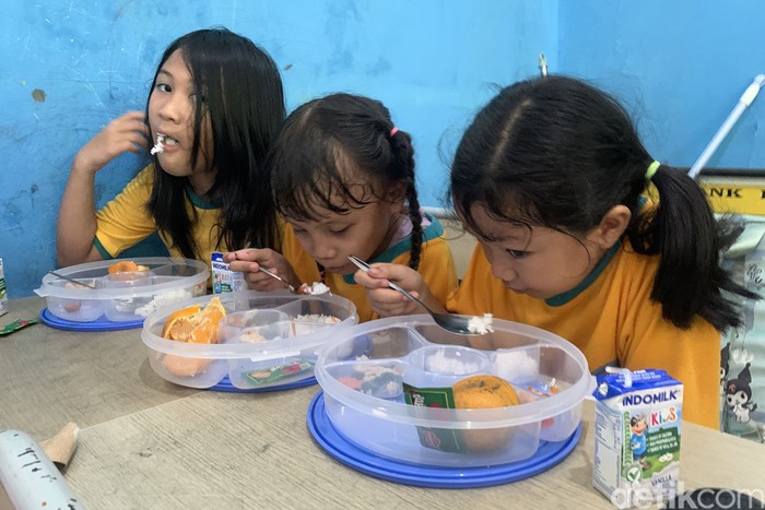 Anak-anak menikmati makan bergizi gratis di SDN Pakansari 01, Bogor, Jumat (1/11/2024).