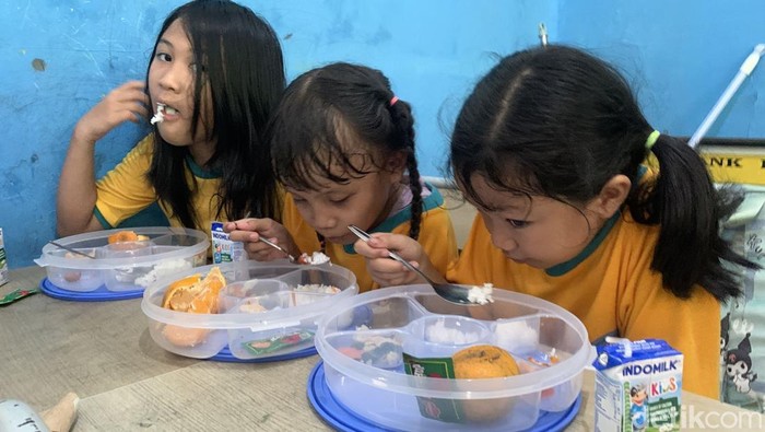 Anak-anak menikmati makan bergizi gratis di SDN Pakansari 01, Bogor, Jumat (1/11/2024).