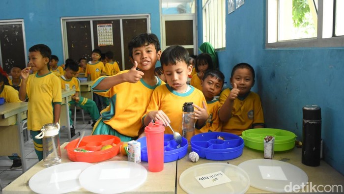 Anak-anak menikmati makan bergizi gratis di SDN Pakansari 01, Bogor, Jumat (1/11/2024).