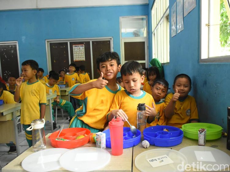 Senyum Ceria Anak SD di Bogor Terima Makan Bergizi Gratis
