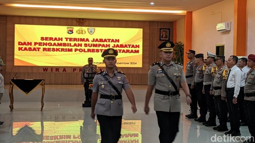 Serah terima jabatan dan pengambilan sumpah jabatan Kasat Reskrim Polresta Mataram, Jumat (1/11/2024). (Foto: Ahmad Viqi/detikBali)