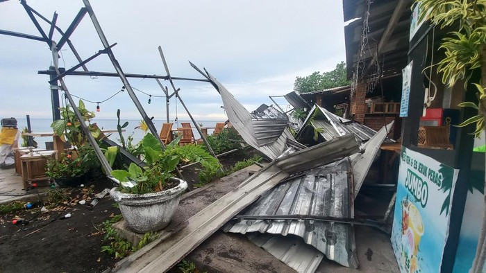 Sisa robohan bangunan di Pantai Penimbangan, Buleleng, yang diterjang angin kencang, Jumat (1/11/2024). (Made Wijaya Kusuma)