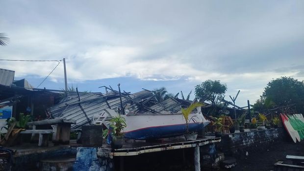 Sisa robohan bangunan di Pantai Penimbangan, Buleleng, yang diterjang angin kencang, Jumat (1/11/2024). (Made Wijaya Kusuma)