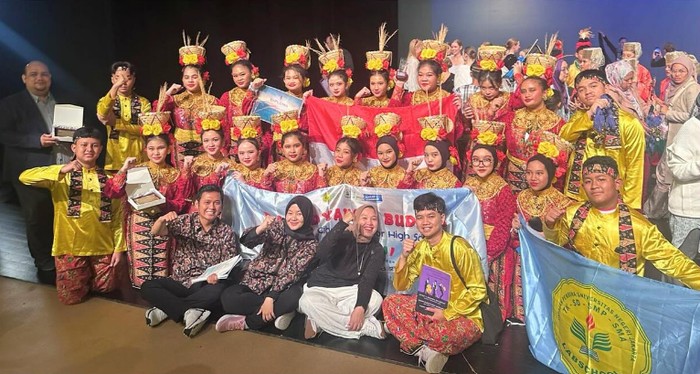 SMP Labschool Cibububr Juara 1 di Festival Tari Eropa