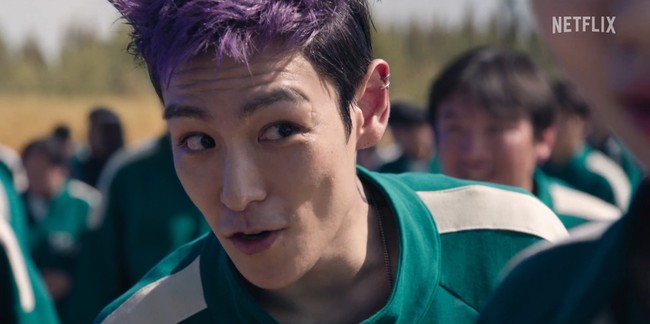 T.O.P tidak ditampilkan dalam poster namun sudah muncul di trailer Squid Game 2. Mantan personel grup KPop BIGBANG itu dikisahkan sebagai kontestan permainan bertahan hidup yang pernah jadi idol KPop. Foto: dok. Netflix Korea