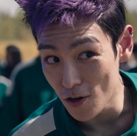 T.O.P tidak ditampilkan dalam poster namun sudah muncul di trailer Squid Game 2. Mantan personel grup KPop BIGBANG itu dikisahkan sebagai kontestan permainan bertahan hidup yang pernah jadi idol KPop. Foto: dok. Netflix Korea