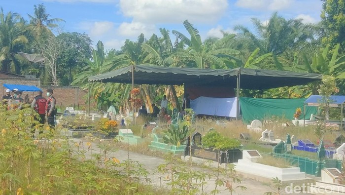 Suasana ekhumasi di makam siswi sekolah penerbangan Medan di perkuburan Muslim di Kelurahan Sidomukti, Asahan. (Perdana Ramadhan / detikSumut)