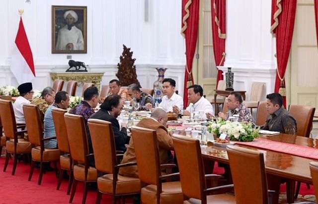 Presiden Prabowo Subianto mengumpulkan pimpinan partai politik (parpol) koalisi pemerintah untuk makan siang di Istana Jakarta, Jumat (1/11/2024). Wapres Gibran Rakabuming turut ikut dalam pertemuan tersebut.
