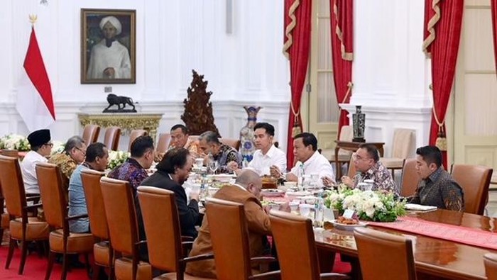 Presiden Prabowo Subianto mengumpulkan pimpinan partai politik (parpol) koalisi pemerintah untuk makan siang di Istana Jakarta, Jumat (1/11/2024). Wapres Gibran Rakabuming turut ikut dalam pertemuan tersebut.
