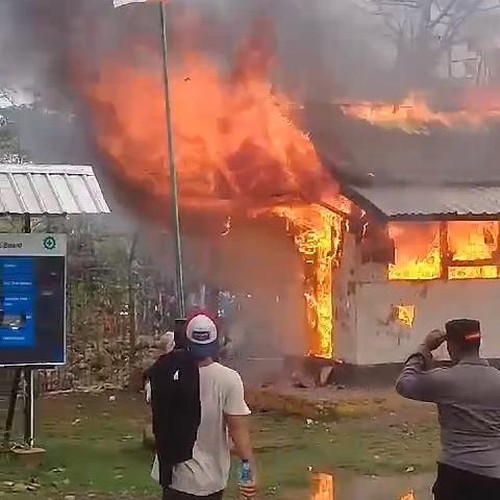 Tangkapan layar video pembakaran pos satpam di PT STM, Kecamatan Huu, Kabupaten Dompu, Nusa Tenggara Barat (NTB) Jumat (1/11/2024). (Foto: Istimewa)