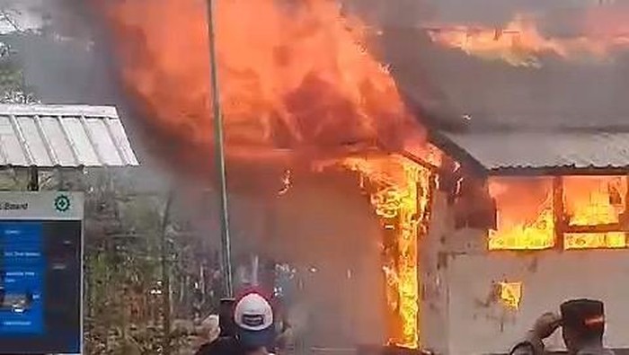 Tangkapan layar video pembakaran pos satpam di PT STM, Kecamatan Huu, Kabupaten Dompu, Nusa Tenggara Barat (NTB) Jumat (1/11/2024). (Foto: Istimewa)