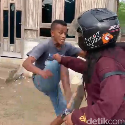 Tangkapan layar video pria menendang wanita pegawai koperasi di Timor Tengah Selatan, NTT.