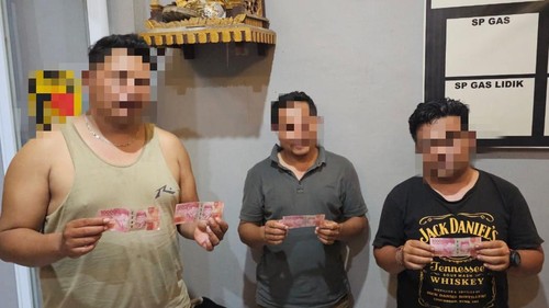 Tiga pengedar uang palsu saat diamankan di Polres Karangasem. (Foto: Dok. Polres Karangasem)
