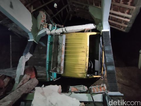 Truk muatan kayu jatuh menimpa atap rumah warga di tanjakan wilayah Kalurahan Giripurwo, Girimulyo, Kulon Progo, DIY, Jumat (1/11/2024) sore.